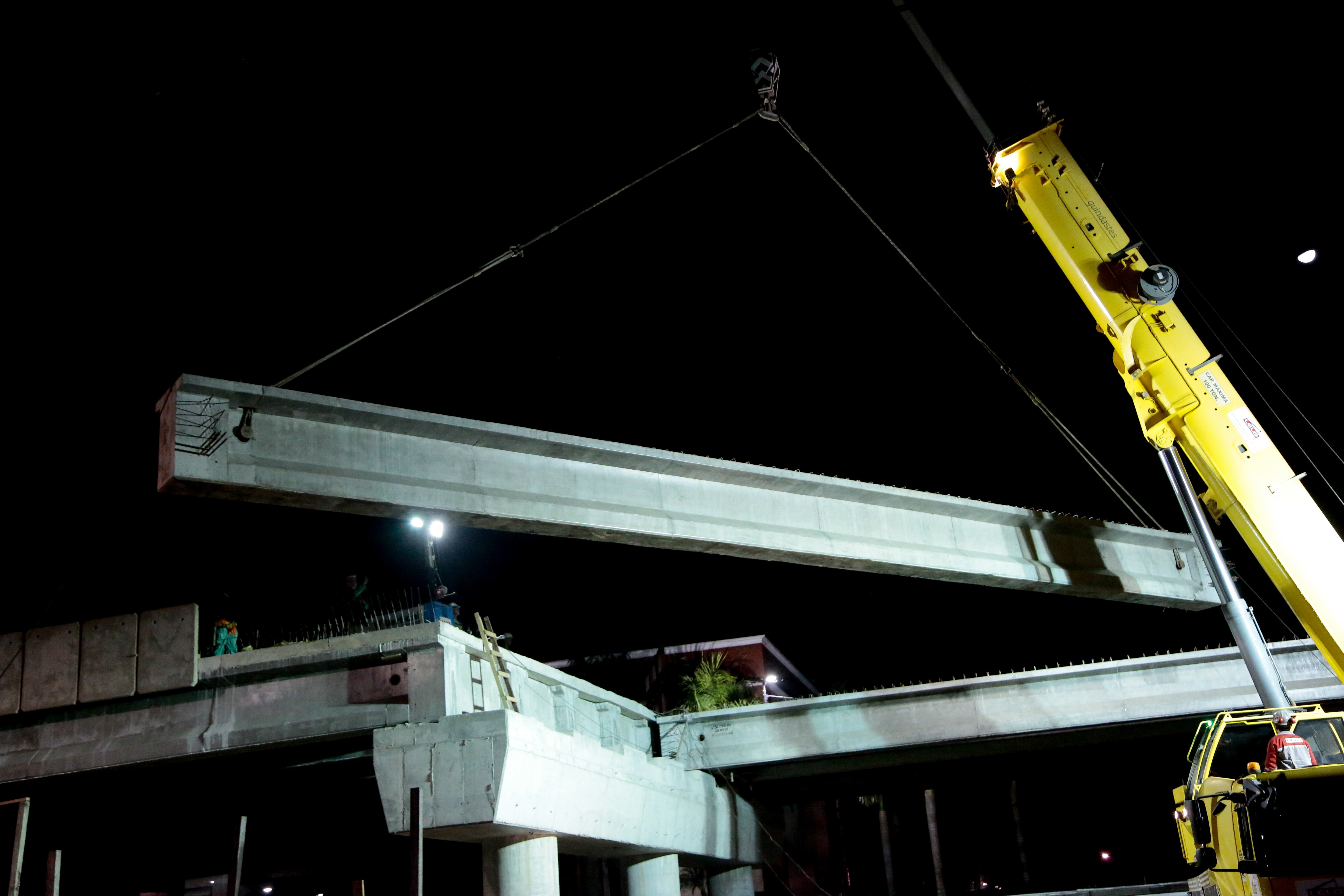 Obras do viaduto da Independência  com segunda etapa de instalação de vigas