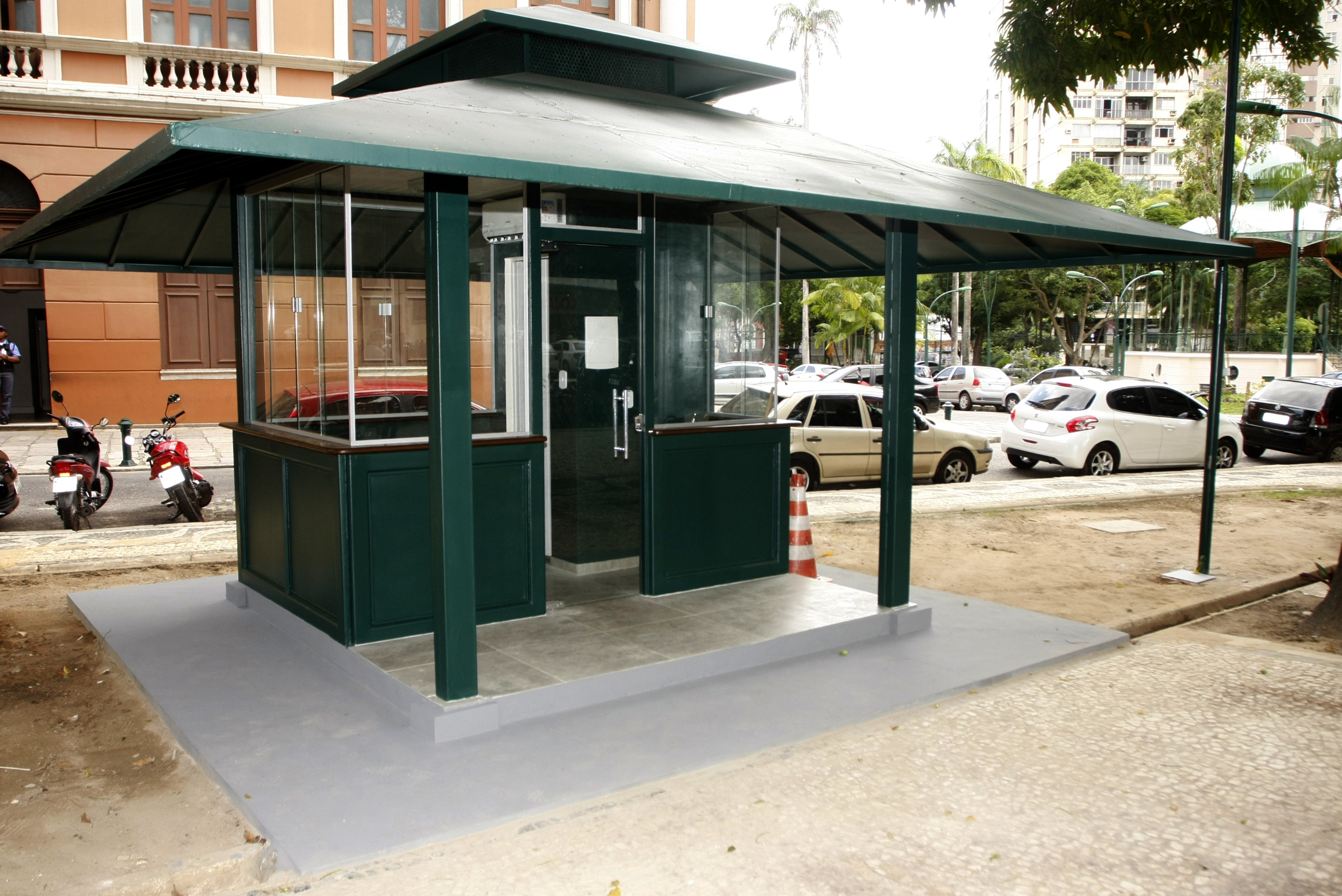 Prefeitura entrega Praça da República reformada para a população