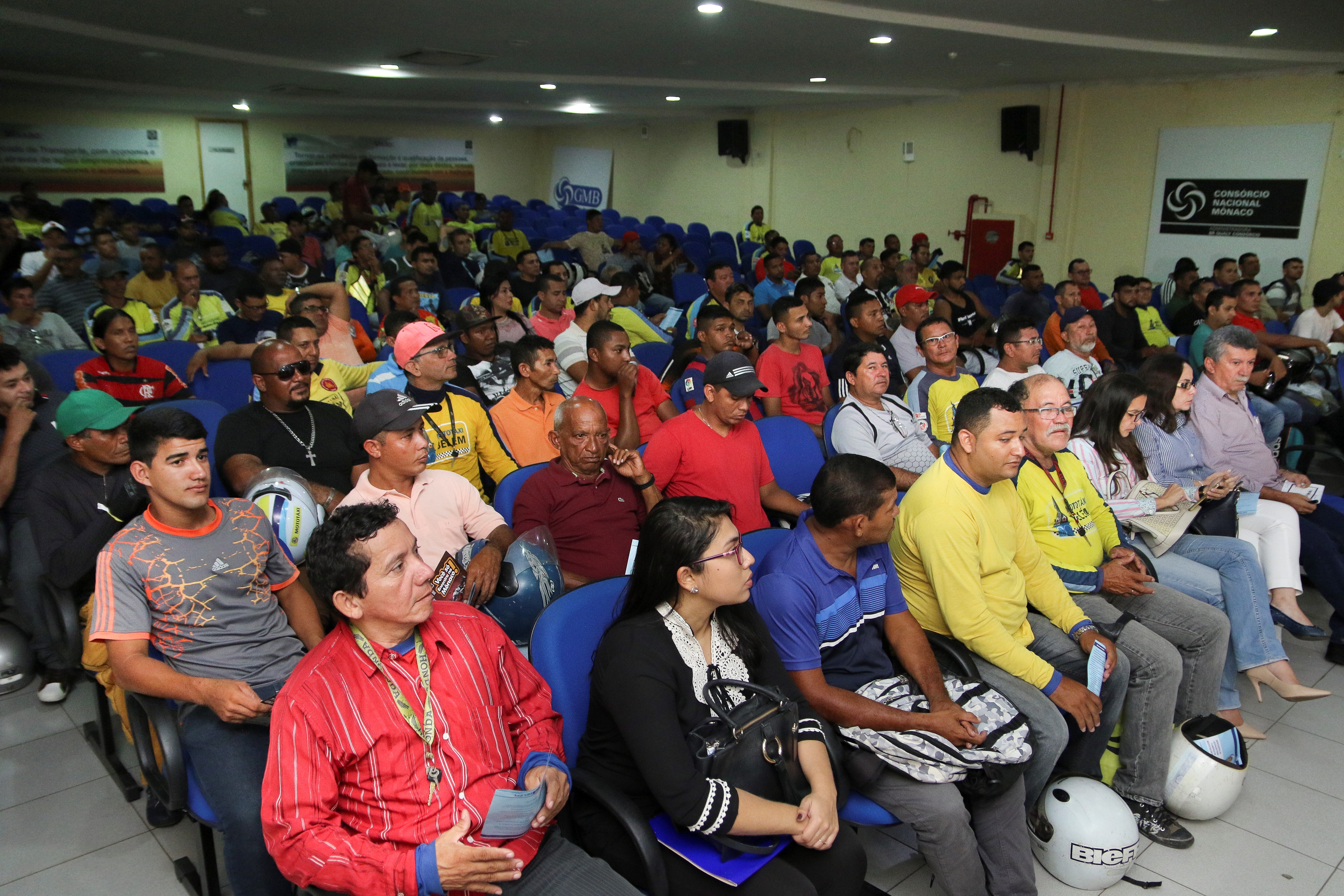 Mototaxistas e interessados na prestação do serviço participam de reunião pública