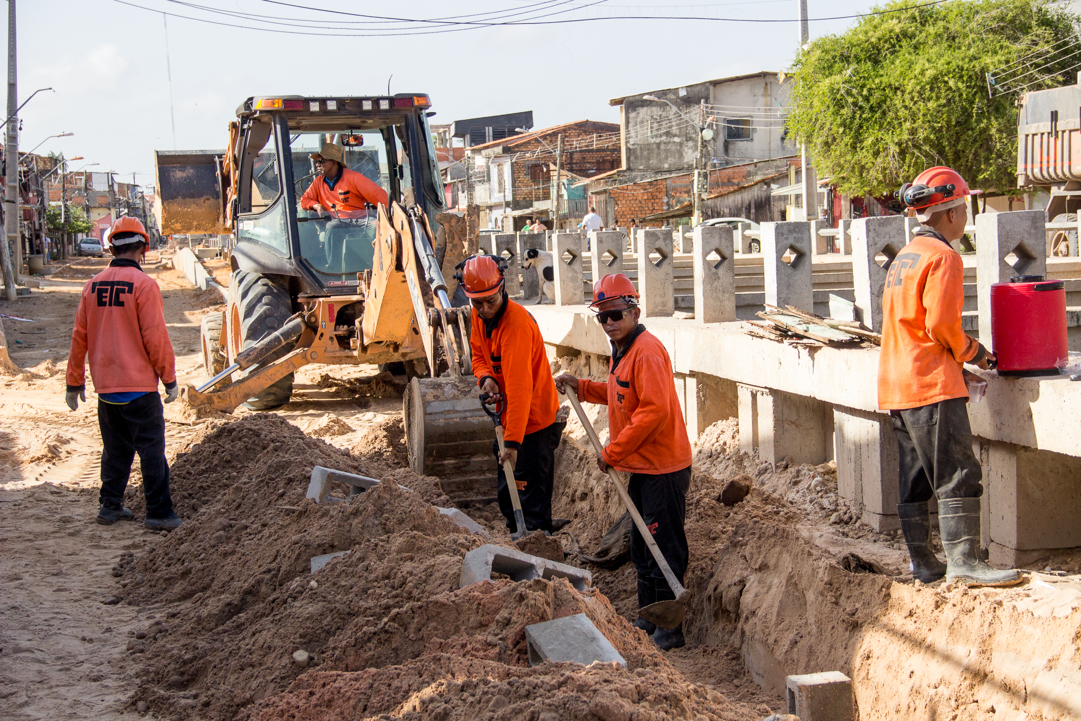 Mutirão da Prefeitura recolhe 40 toneladas de entulho no Canal da 3 de Maio