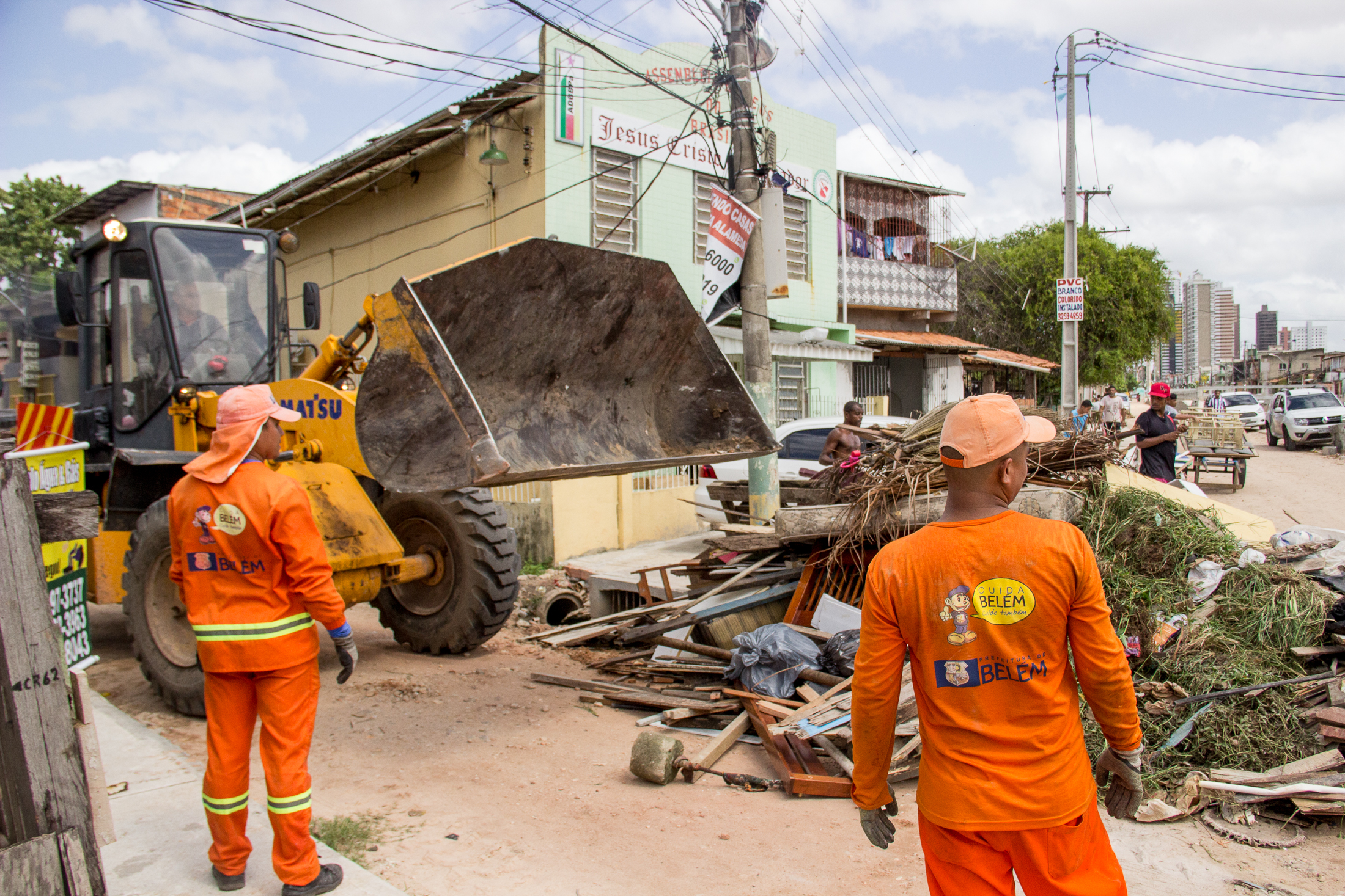 Mutirão da Prefeitura recolhe 40 toneladas de entulho no Canal da 3 de Maio