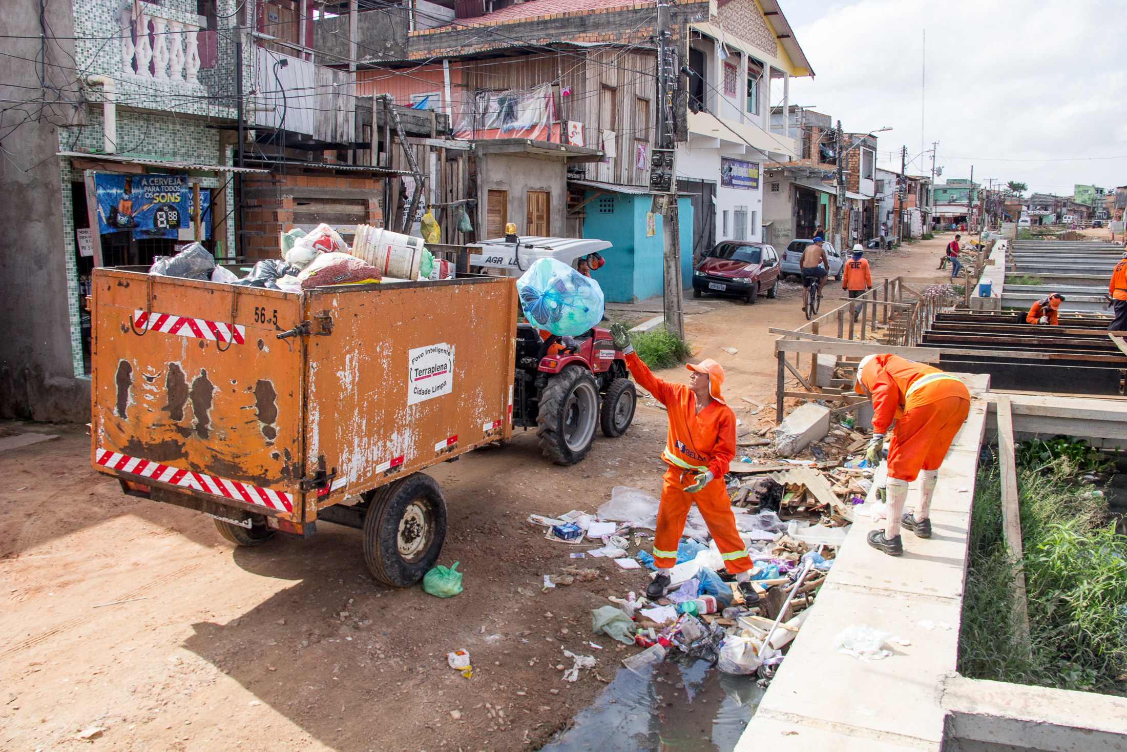 Mutirão da Prefeitura recolhe 40 toneladas de entulho no Canal da 3 de Maio