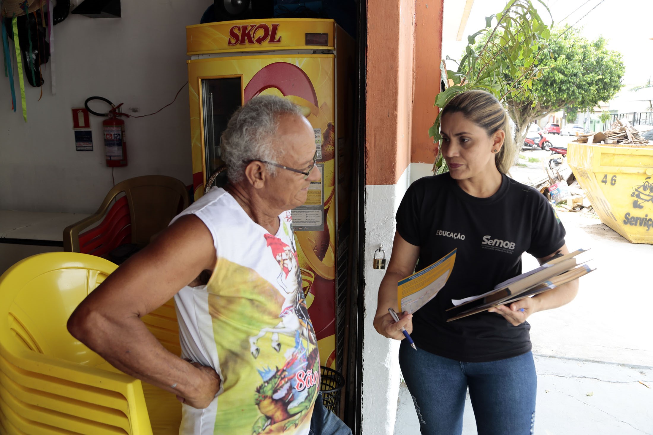 Ação educativa informa sobre sentido único em novo trecho da Vileta