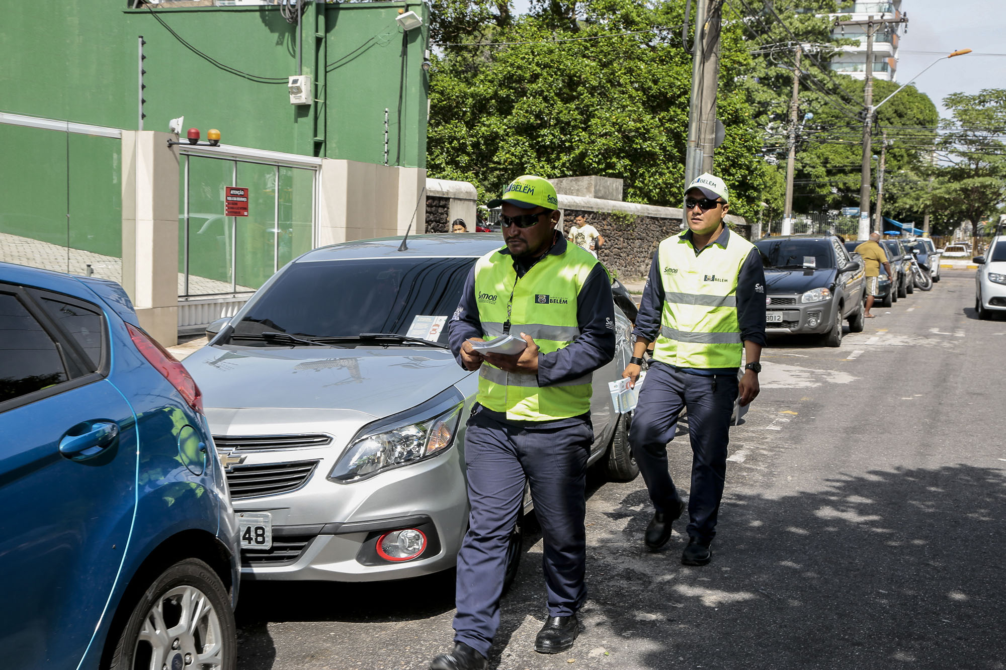 Semob combate estacionamento irregular no bairro do Marco