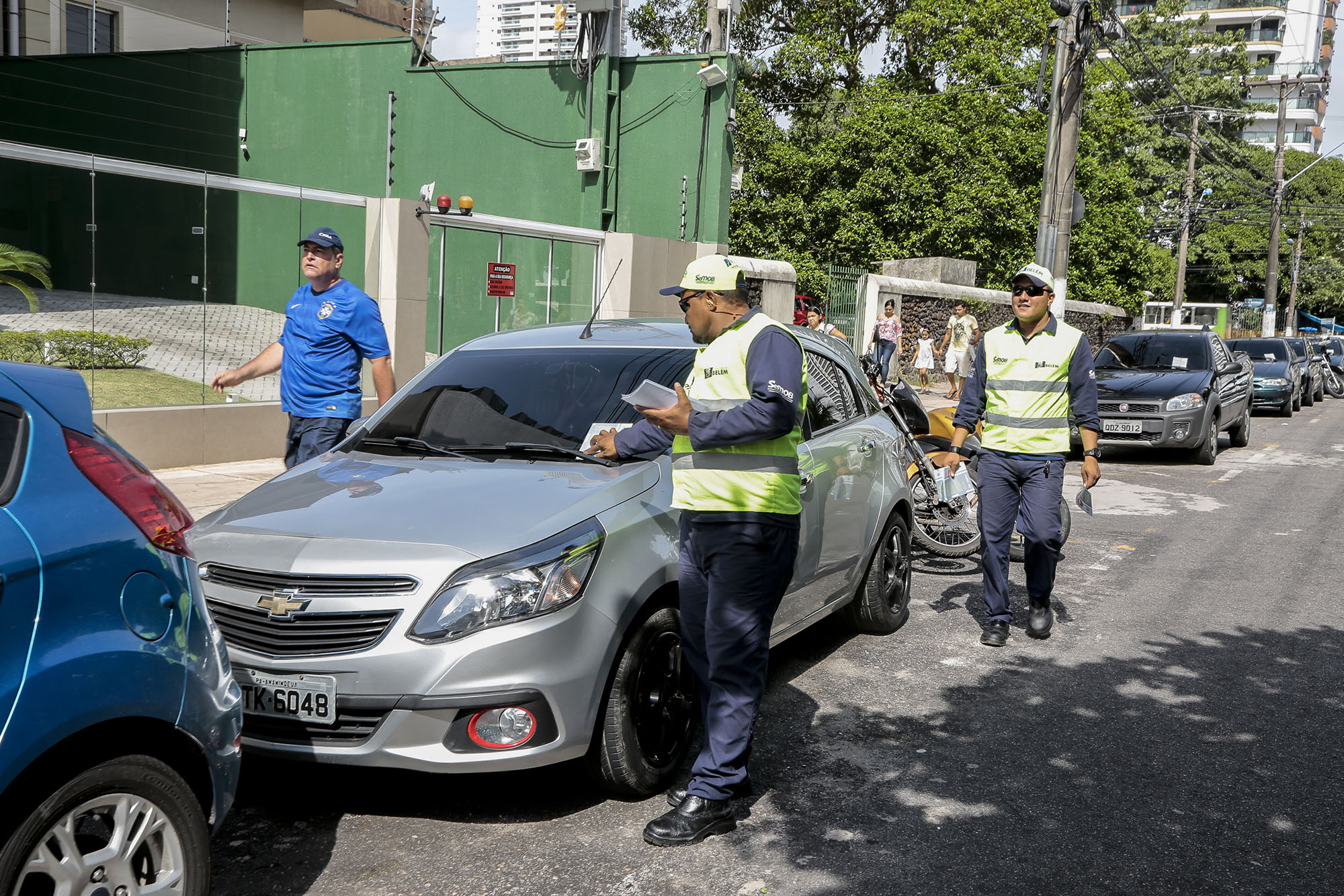 Semob combate estacionamento irregular no bairro do Marco