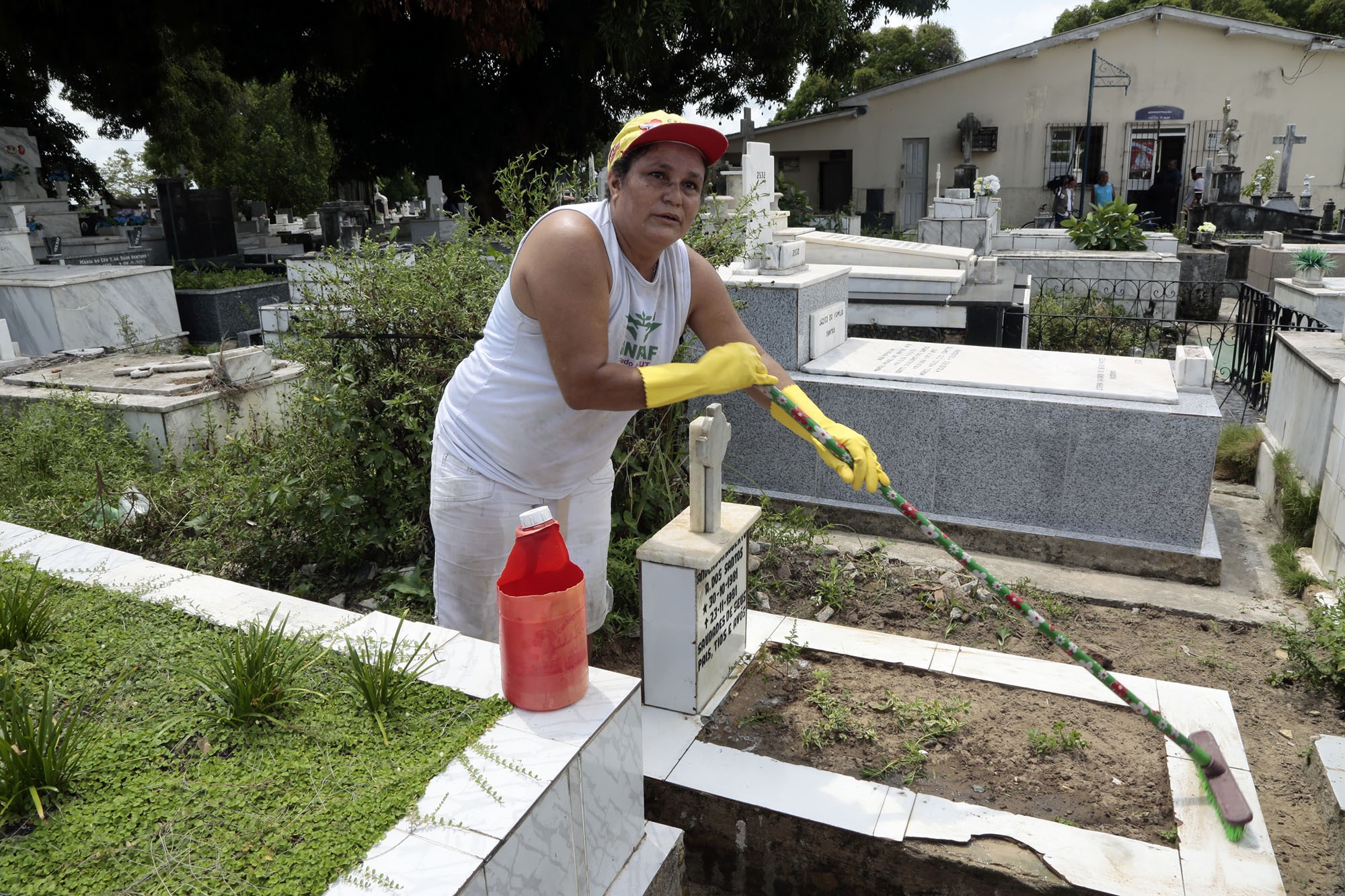 Secretarias preparam cemitérios para o Dia dos Finados