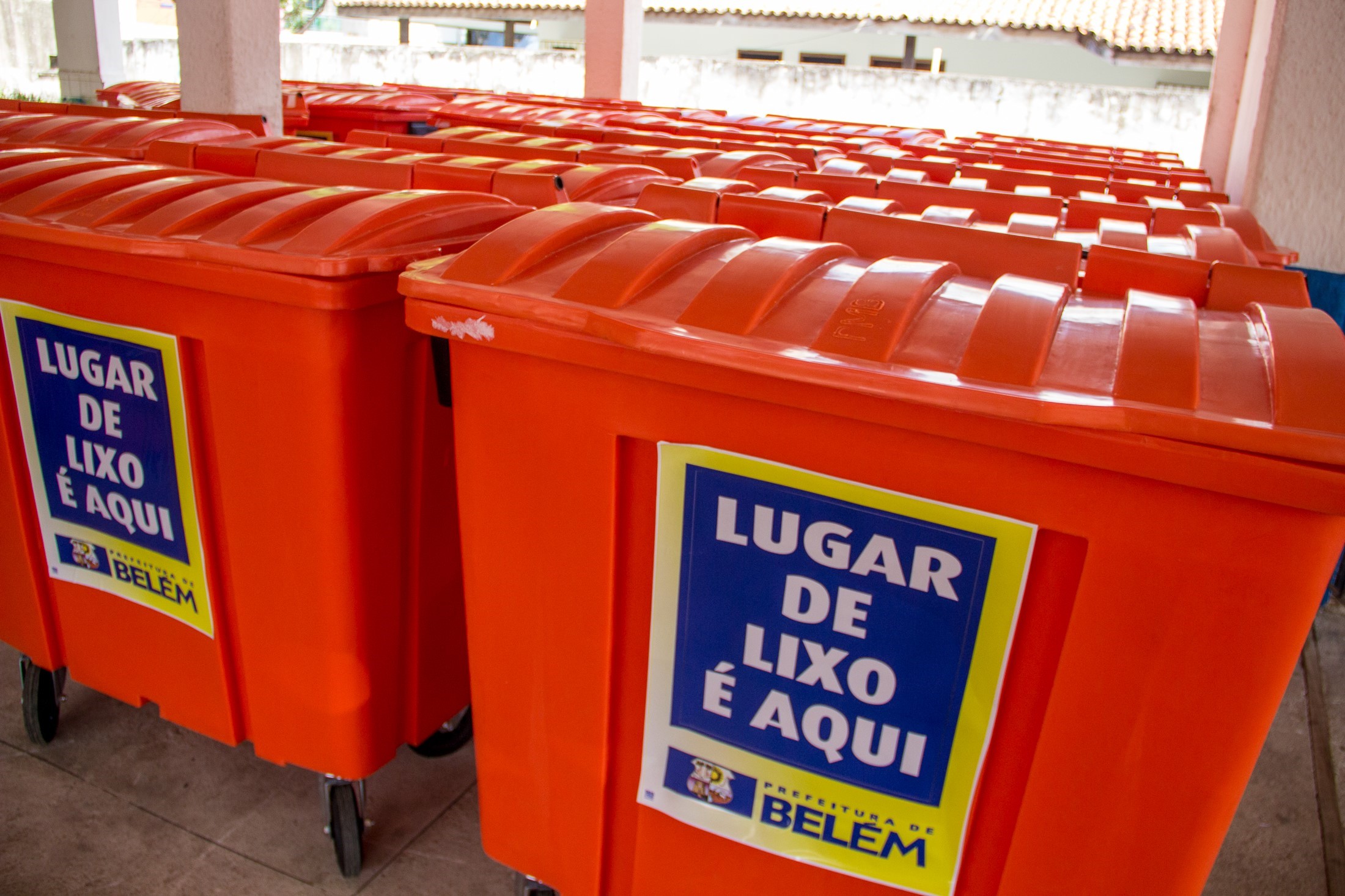 Novos contêineres e lixeiras são instalados em feiras e mercados