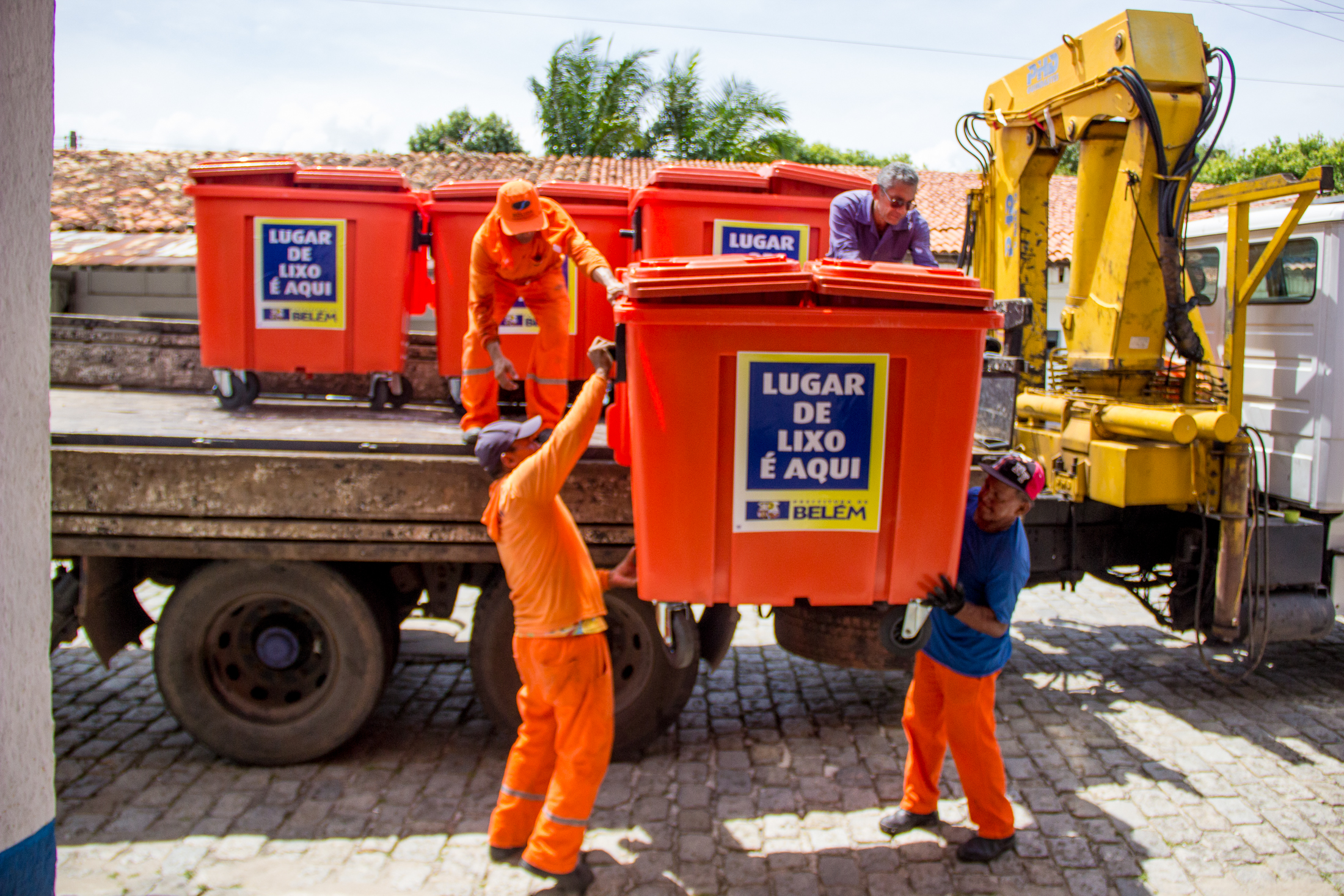 Novos contêineres e lixeiras são instalados em feiras e mercados