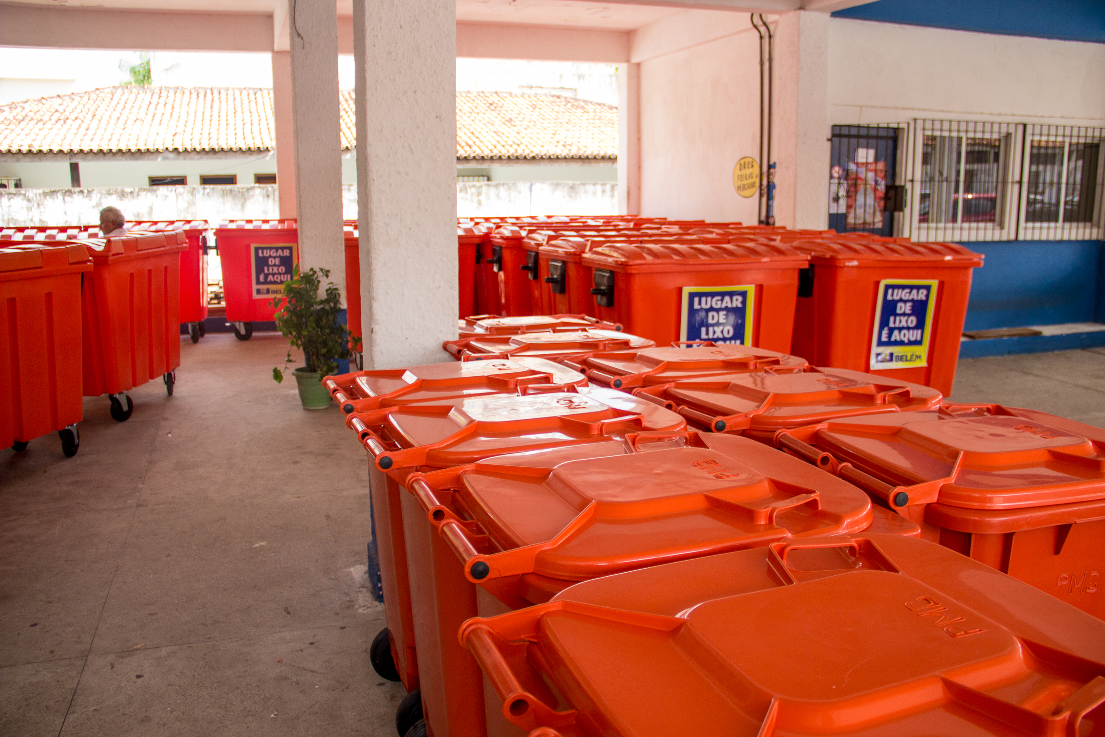 Novos contêineres e lixeiras são instalados em feiras e mercados