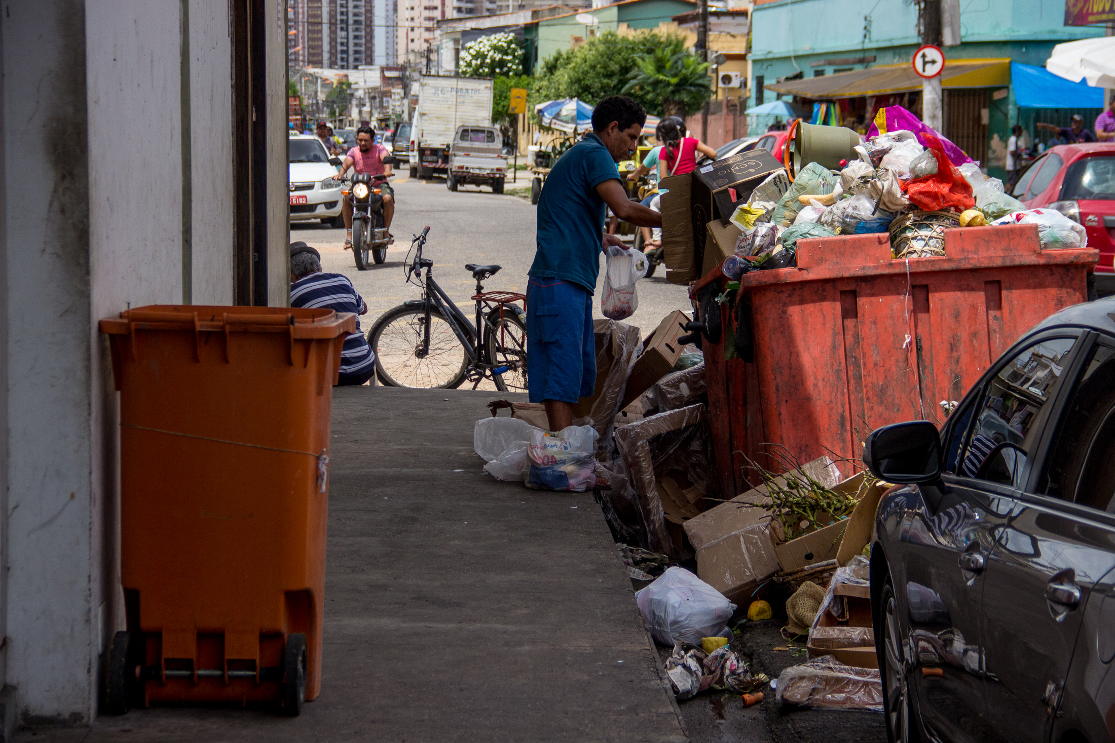 Novos contêineres e lixeiras são instalados em feiras e mercados