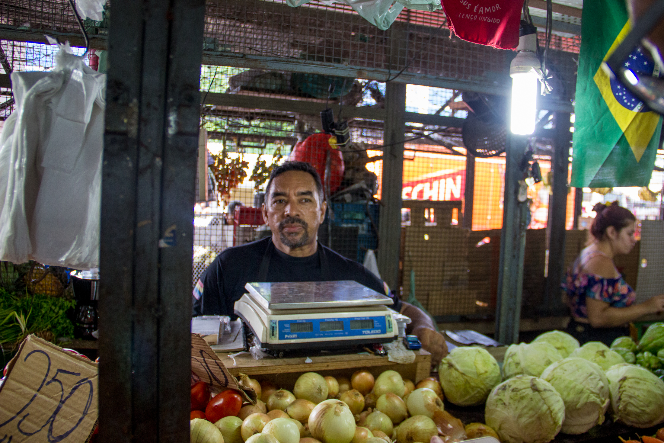 Novos contêineres e lixeiras são instalados em feiras e mercados