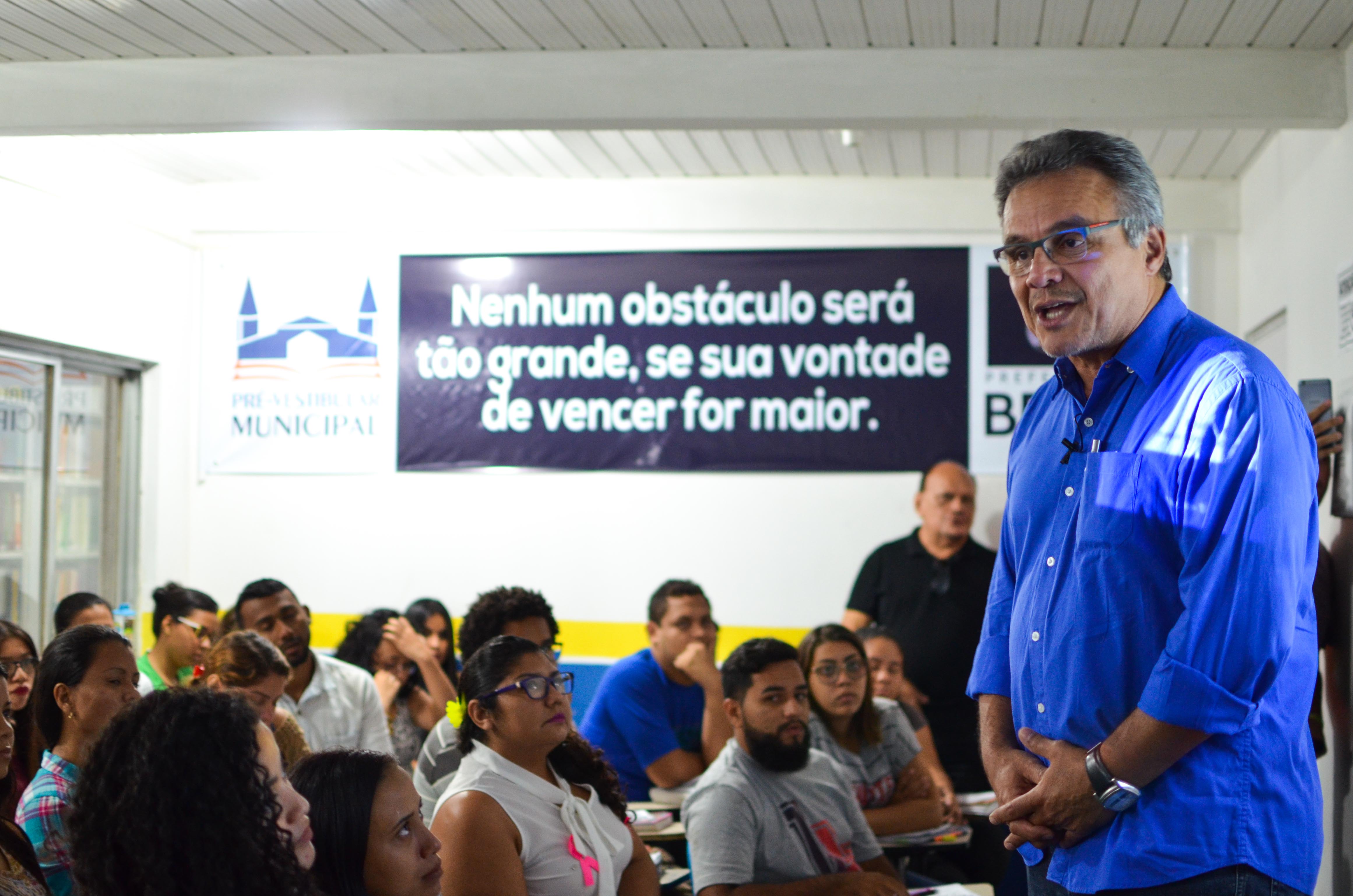 Prefeito visita cursinho Pré-Vestibular Municipal e incentiva os alunos