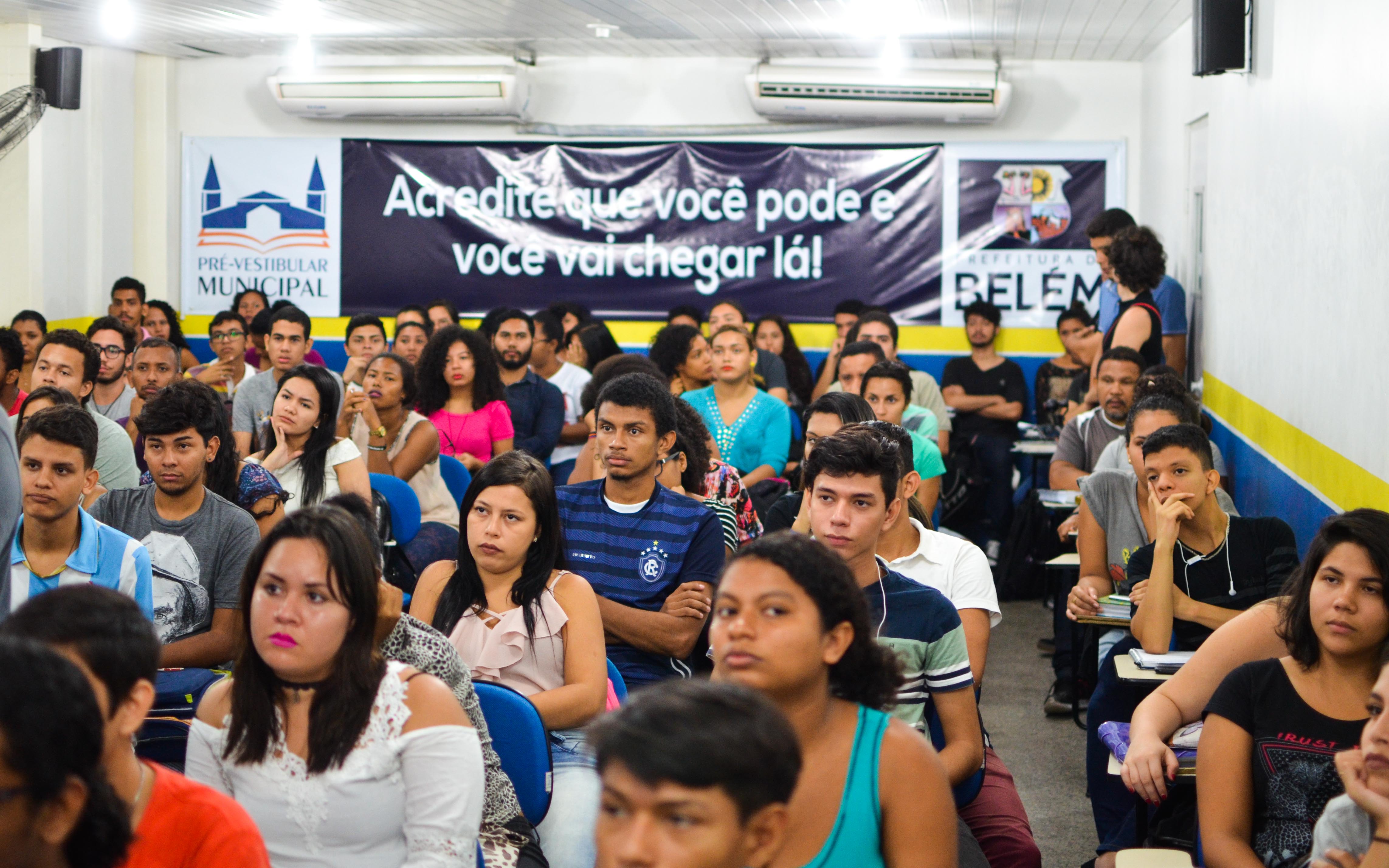 Prefeito visita cursinho Pré-Vestibular Municipal e incentiva os alunos