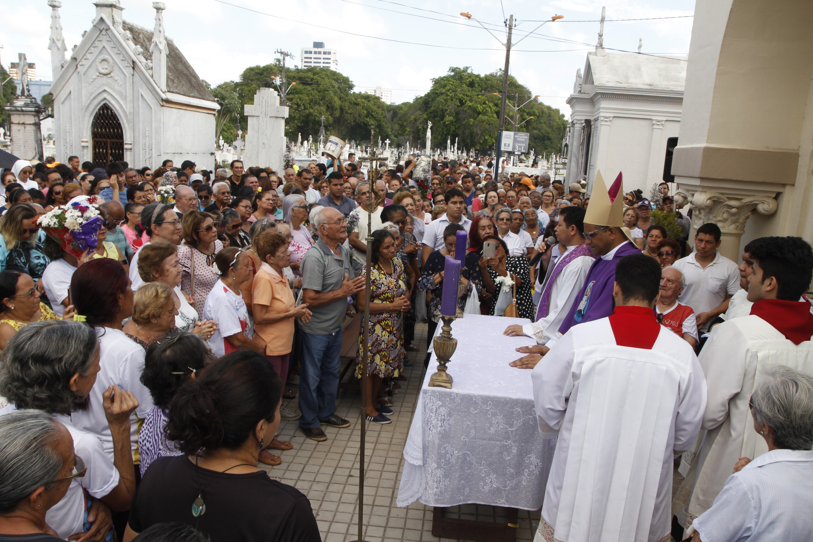 Dia de Finados registra grande movimentação nos cemitérios de Belém