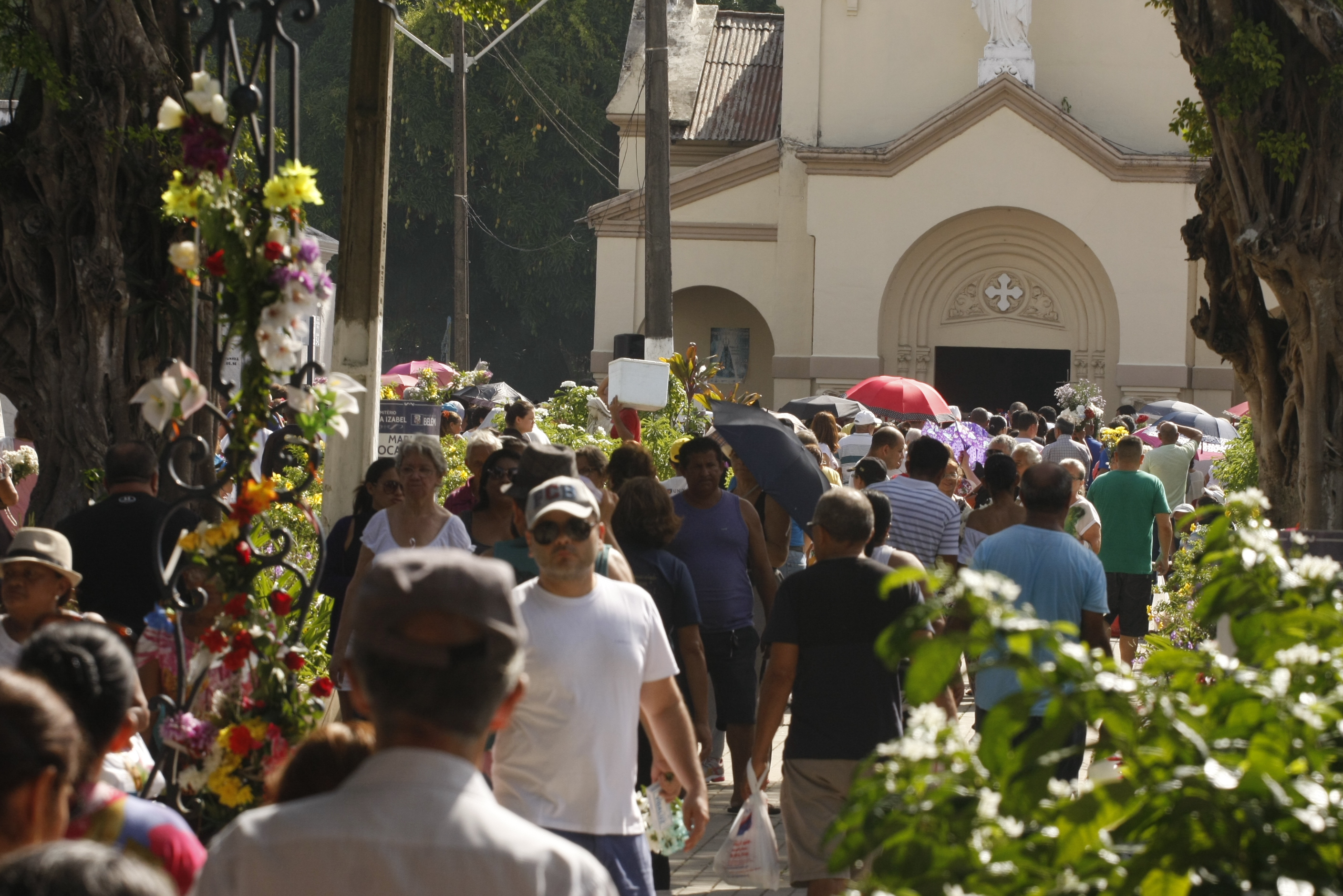 Dia de Finados registra grande movimentação nos cemitérios de Belém