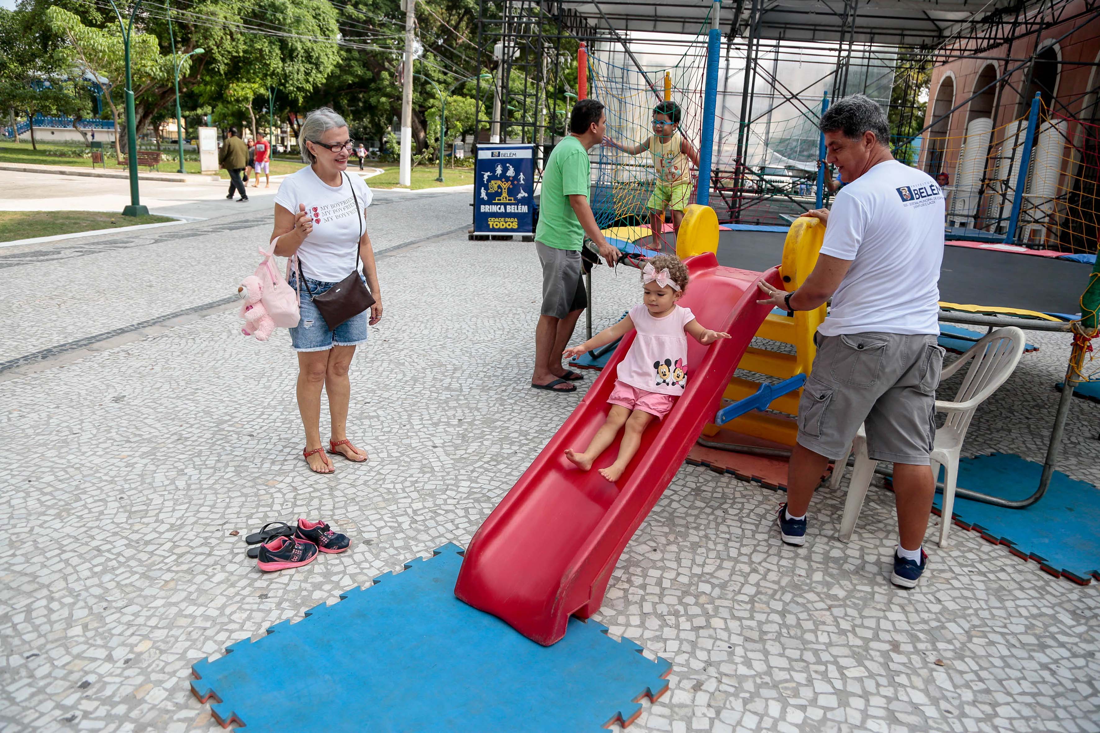 População aproveita o feriado para se exercitar e se divertir na nova Praça da República