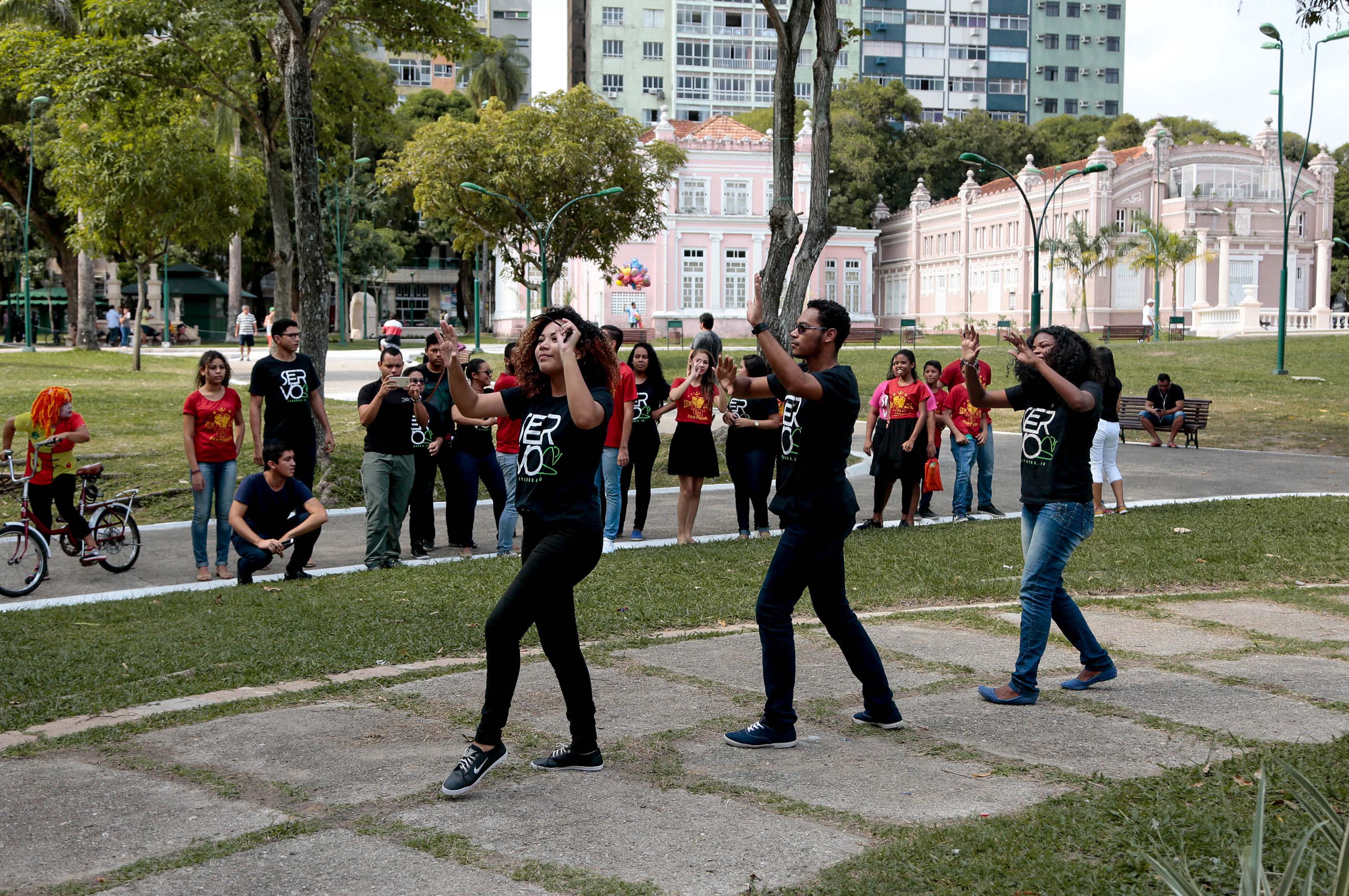 População aproveita o feriado para se exercitar e se divertir na nova Praça da República