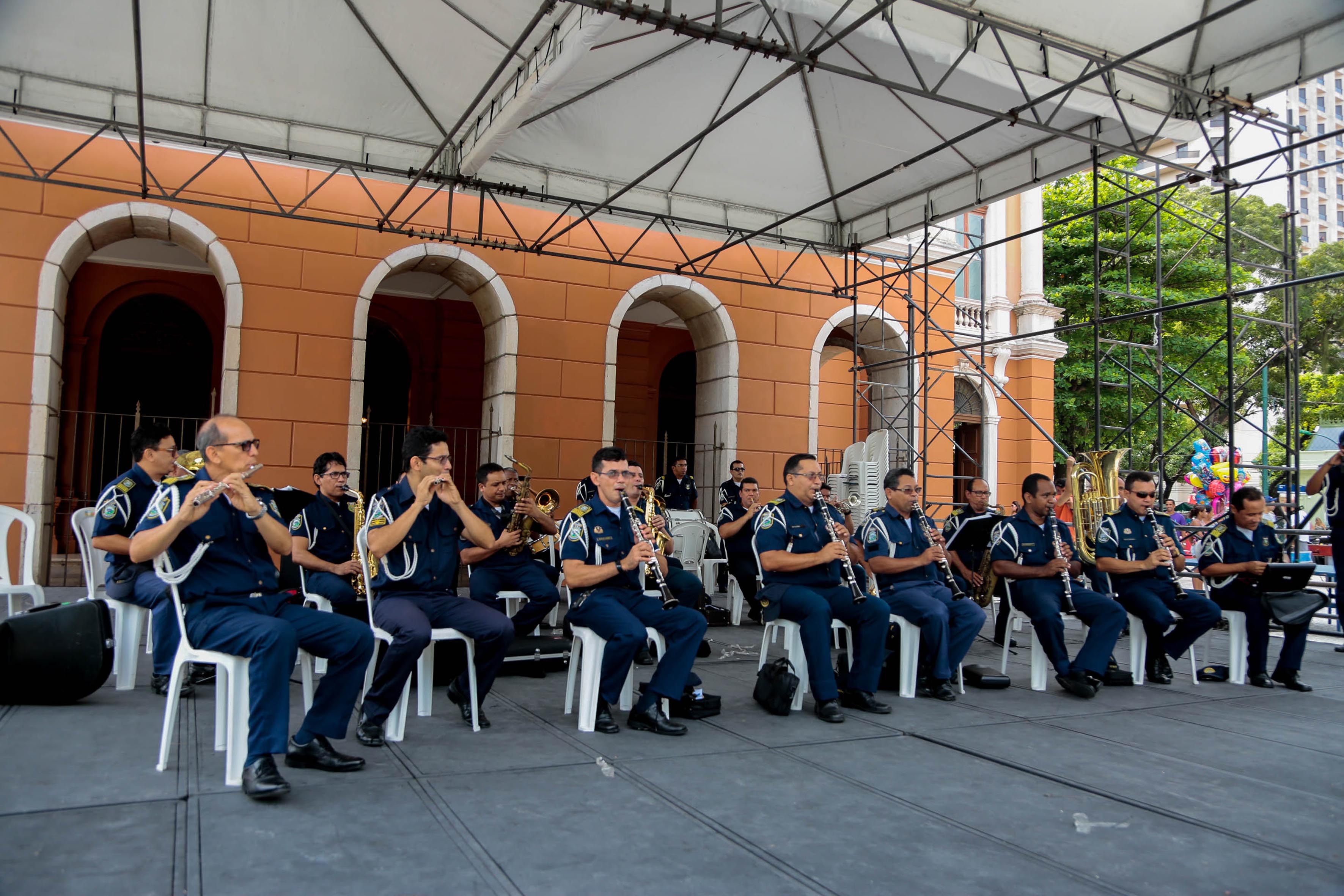 População aproveita o feriado para se exercitar e se divertir na nova Praça da República