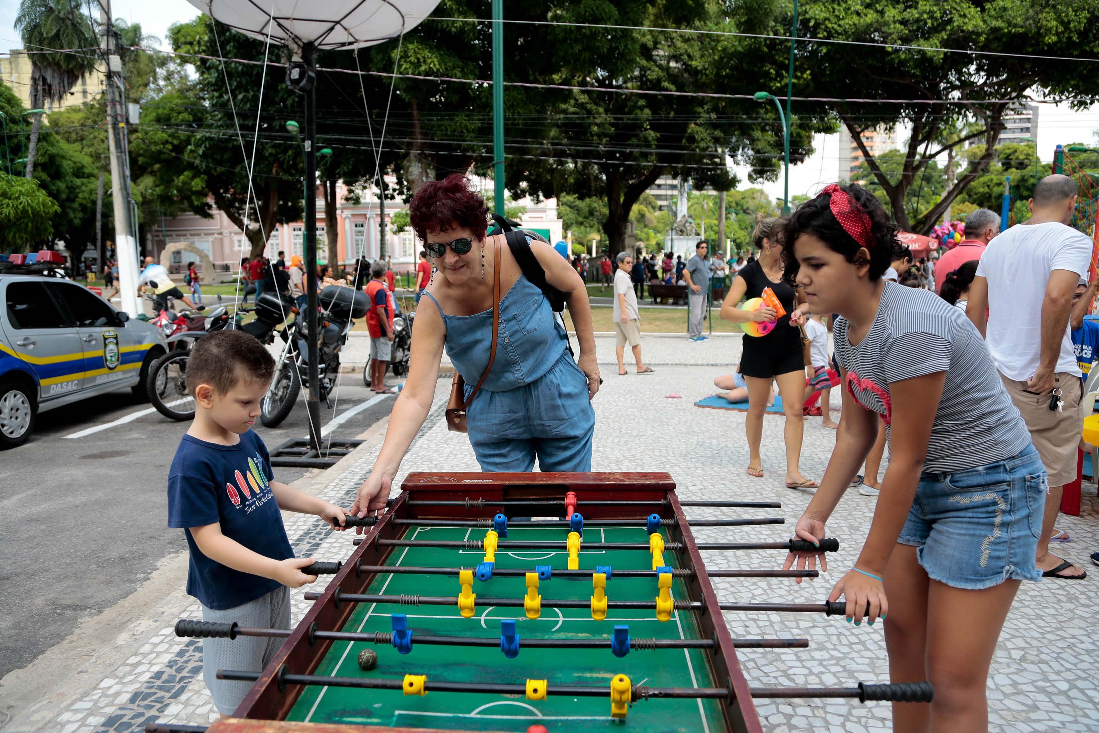 População aproveita o feriado para se exercitar e se divertir na nova Praça da República