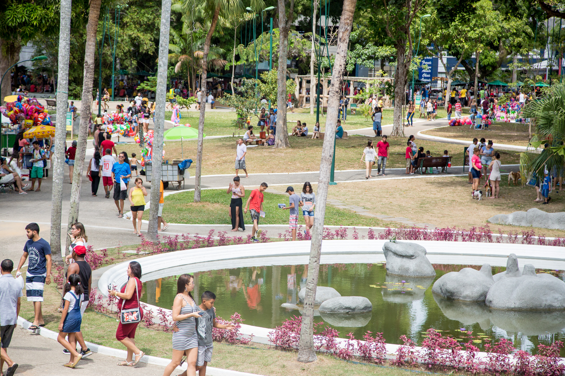 No primeiro domingo após inauguração, Praça da República lota