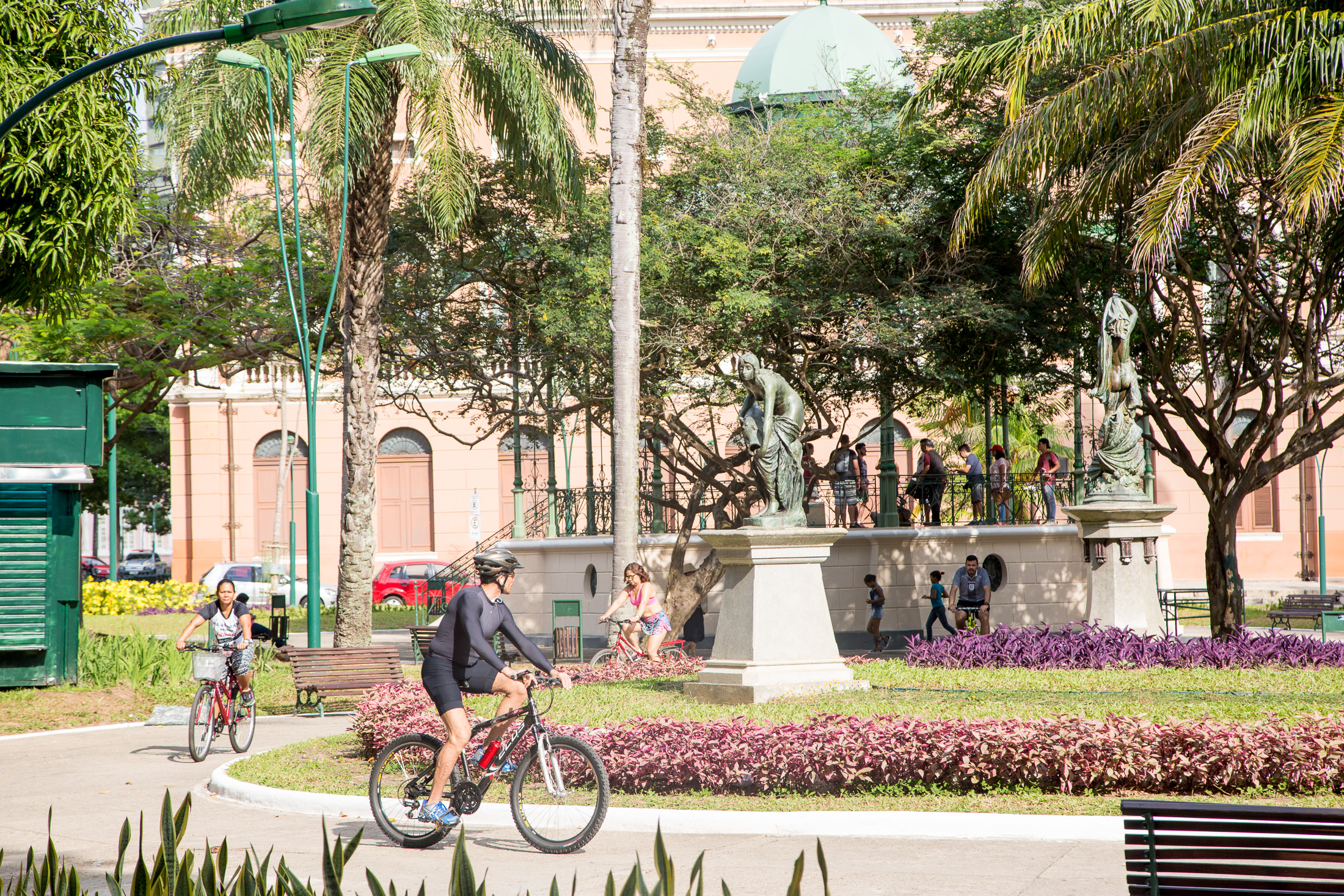 No primeiro domingo após inauguração, Praça da República lota