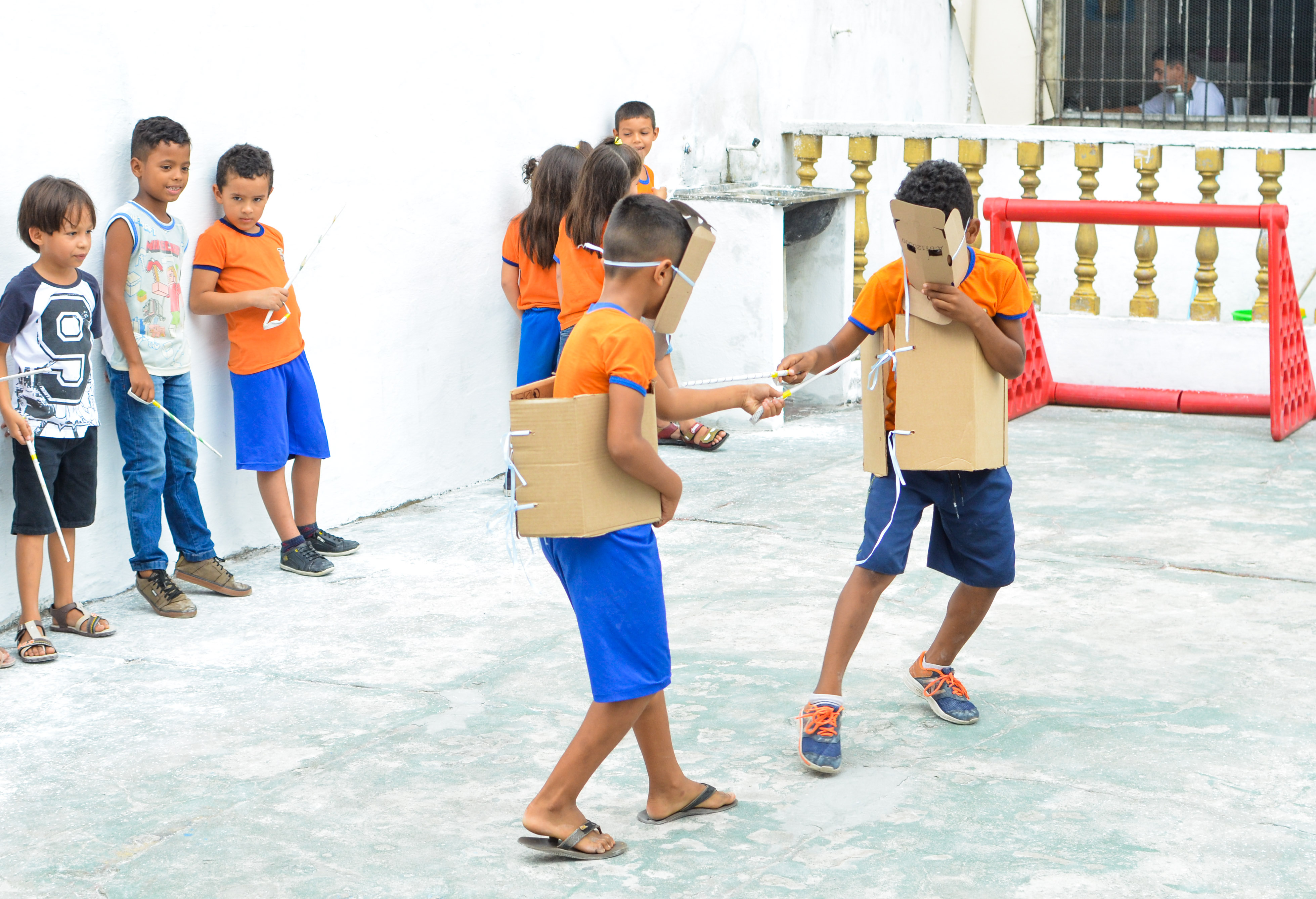 Alunos da rede municipal aprendem esgrima nas aulas de educação física