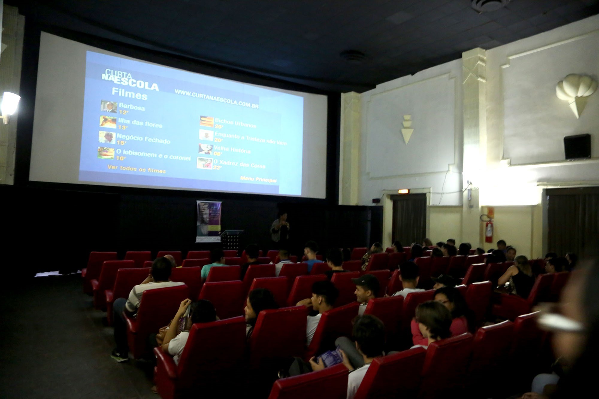 Sessão de cinema reúne estudantes para refletir sobre a violência e discriminação