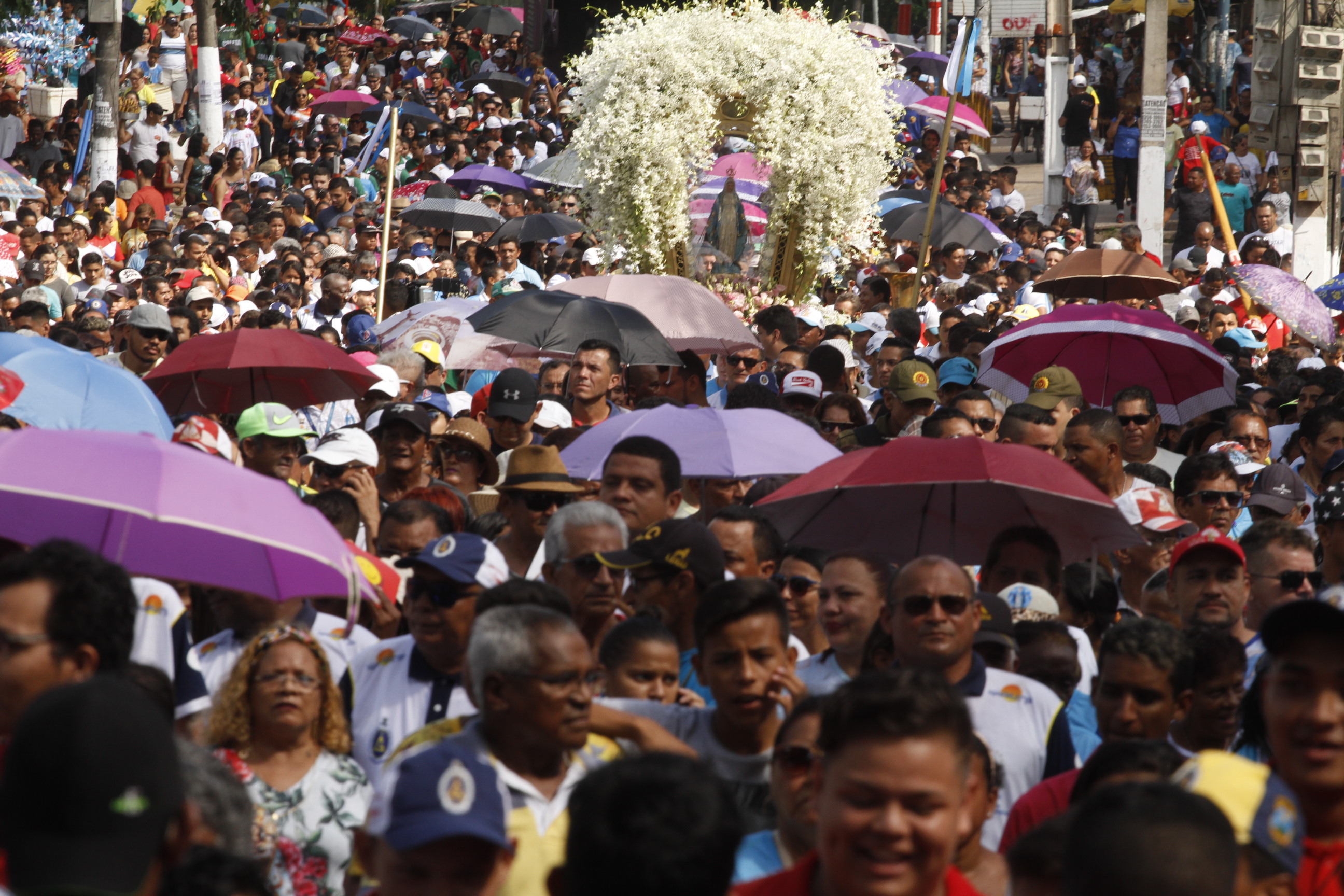 Círio de Icoaraci atrai 150 mil pessoas para homenagear Nossa Senhora das Graças